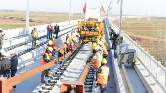 潍烟高铁青岛段无砟轨道施工加快，预计明年6月通车！