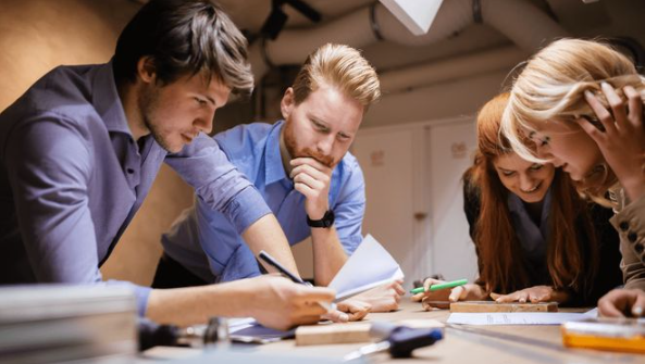 工作能力很强，人缘关系也好，总轮不到你提拔，原因很无奈