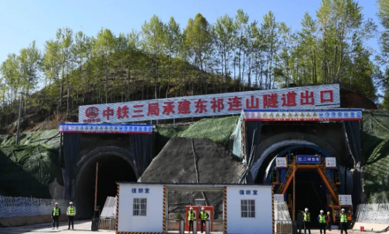 中铁三局集团消息:董事长到西成铁路项目调研指导工作 中铁三局集团消息:董事长到西成铁路项目调研指导工作