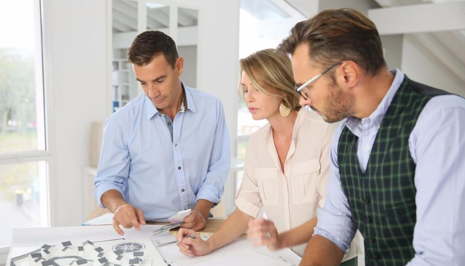 如何让这些喜欢指指点点的同事闭嘴？三个套路来教你怎么做。